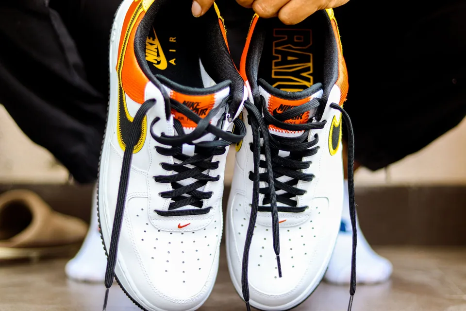 Air Force 1 Ricard customisée à la main, tige blanche peinte aux couleurs pastis avec logo et prénom.