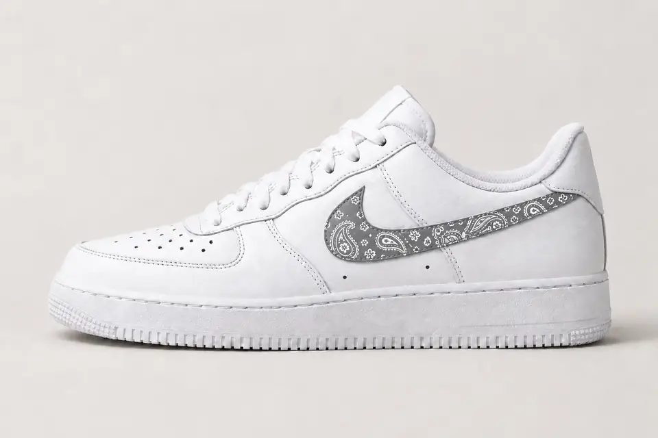 Air Force 1 Paisley Swoosh coloris gris, vue de profil